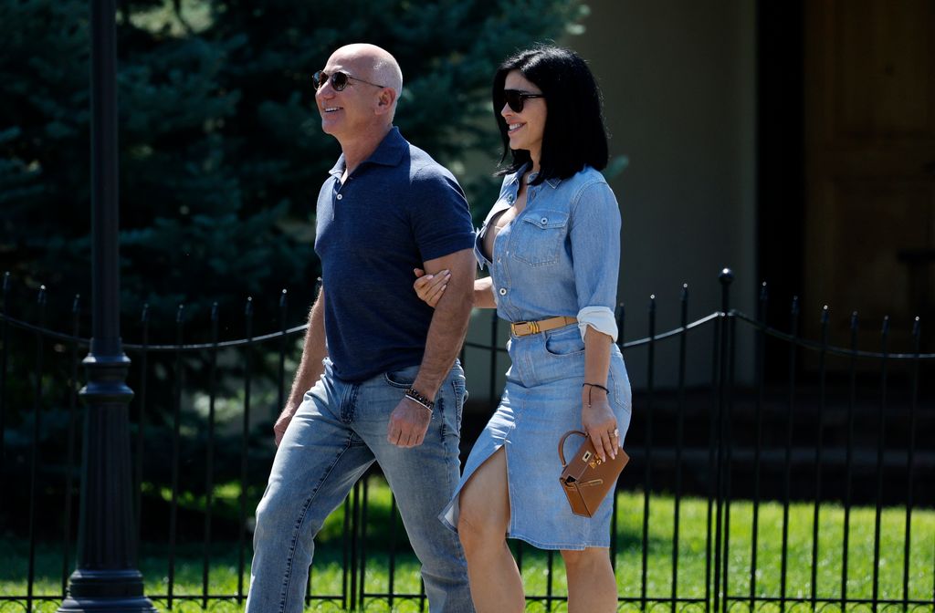 Jeff Bezos y Lauren Sanchez en la conferencia de Allen & Company en Sun Valley 