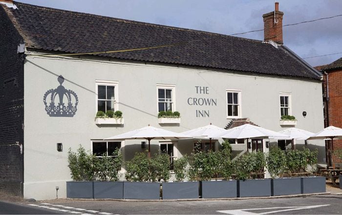 El príncipe Guillermo y la duquesa Catherine disfrutaron de una cena para dos en The Crown Inn, un típico bar inglés a quince minutos de casa
