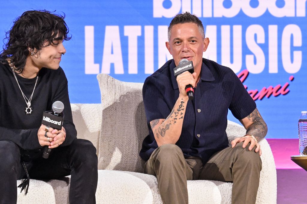 Alejandro Sanz con su hijo Alexander durante una charla en la Billboard Latin Music Week en Miami Beach, Florida, el 16 de octubre de 2024