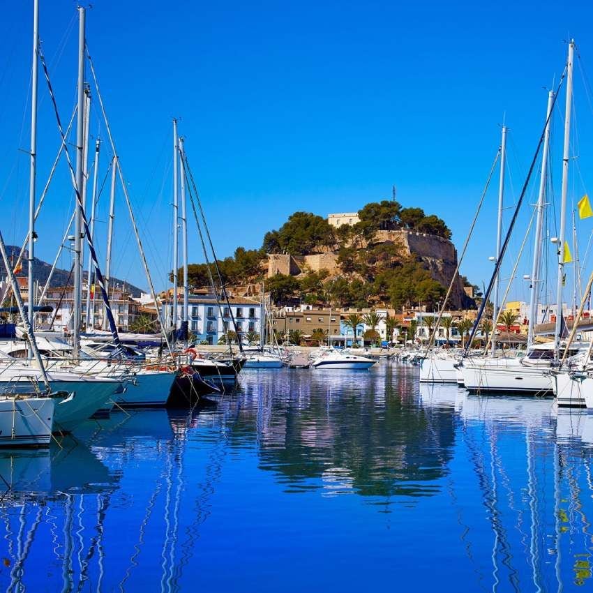 puerto deportivo y castillo de denia en la costa blanca alicantina