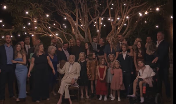 Dick Van Dyke rodeado de su familia en el videoclip de Coldplay 'All My Love'