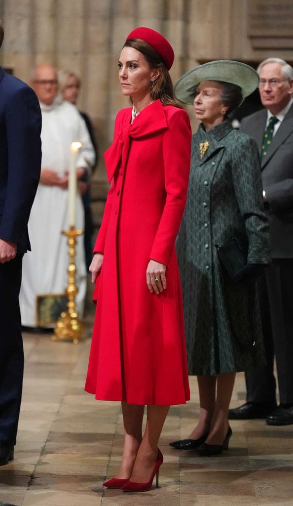 Kate Middleton recupera un precioso abrigo rojo de lazo con joyas de Diana de Gales e Isabel II