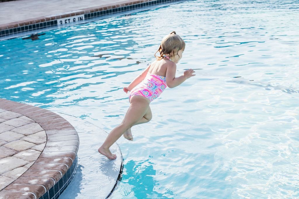 Niña pequeña se tira a la piscina