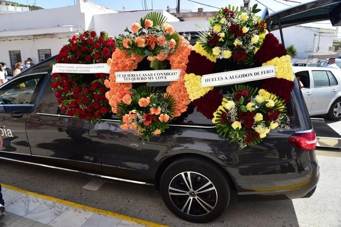 Coronas de flores acompañan los restos de Antonio Vidal, marido de Paz Padilla