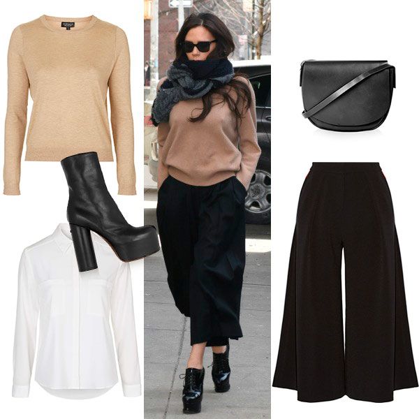 La 'reina' del office de noche, Victoria Beckham, con un pantalón cropped con jersey básico, que gana puntos (y centímetros) con un botín de charol con plataforma.
