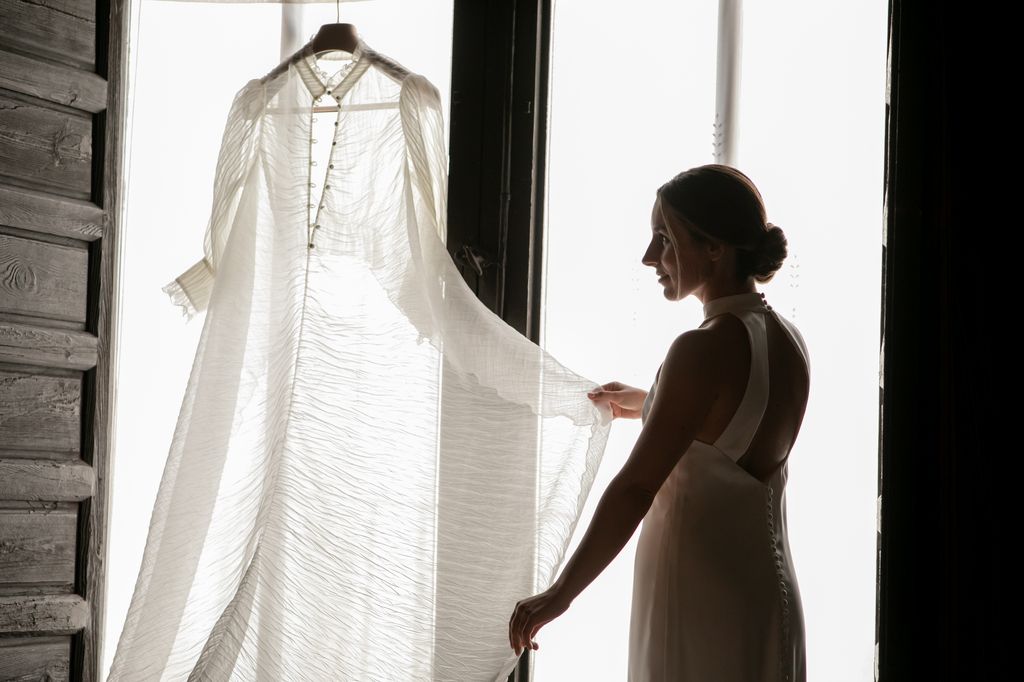 Vestido de novia con capa de Sara Omatos