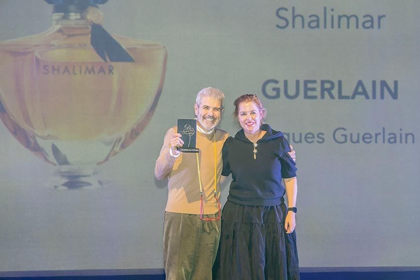 Gala de entrega de premios 2023 de la Academia del Perfume en los Teatros del Canal de Madrid: el diseñador Lorenzo Caprile entrega el premio Icónico femenino a Shalimar de Guerlain.