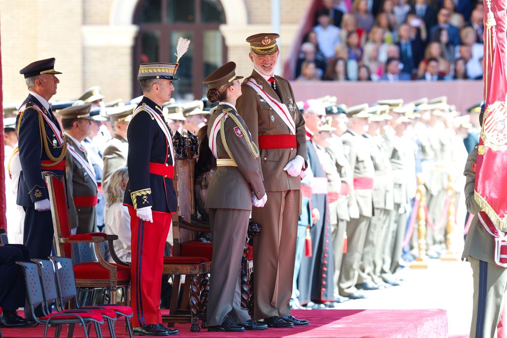 El rey Felipe y la princesa Leonor durante la entrega de los despachos de empleo en la academia general militar de Zaragoza, el 3 de julio de 2024