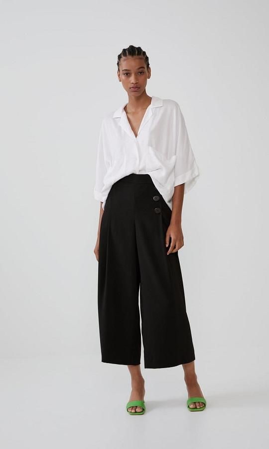 Cropped pants tipo culottes de Zara en color negro y con botones en los side pockets