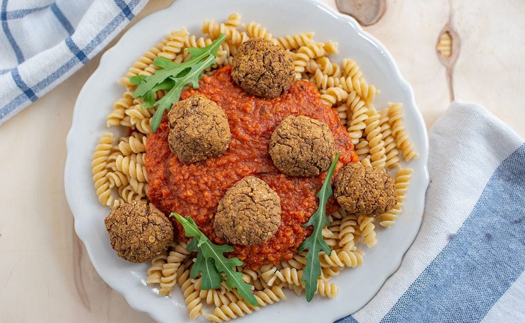 Pasta de garbanzos con albóndigas vegetales y boloñesa vegetariana
