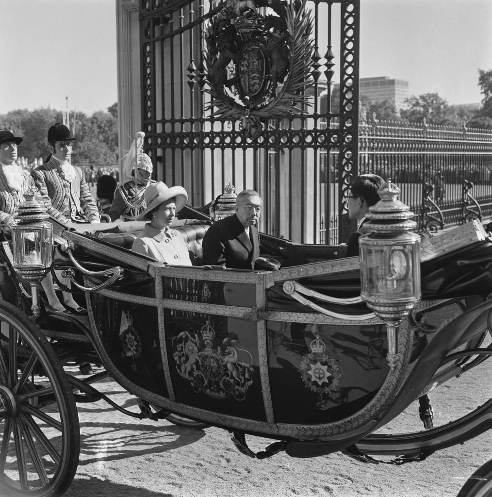 La reina Isabel II y el emperador Hirohito de Japón entrando en el Palacio de Buckingham después de una procesión real en octubre de 1971