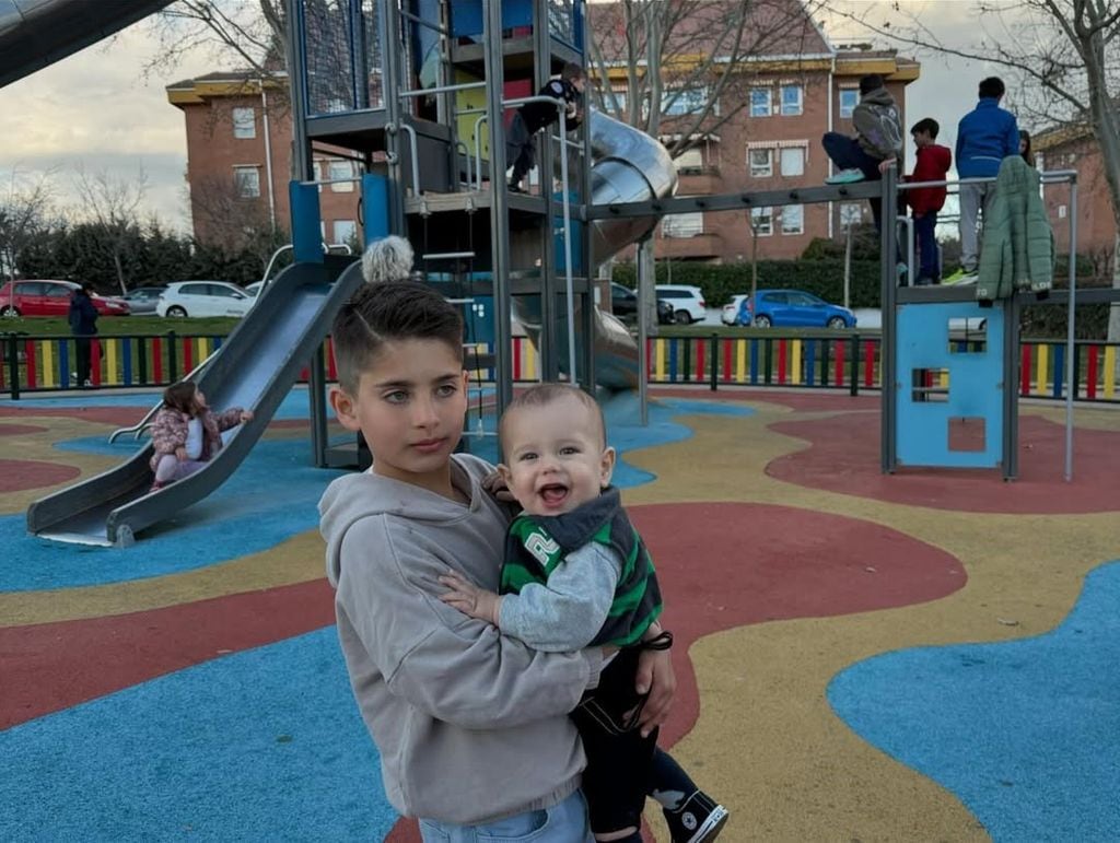 Marcelo con su hermanito Milo en brazos.