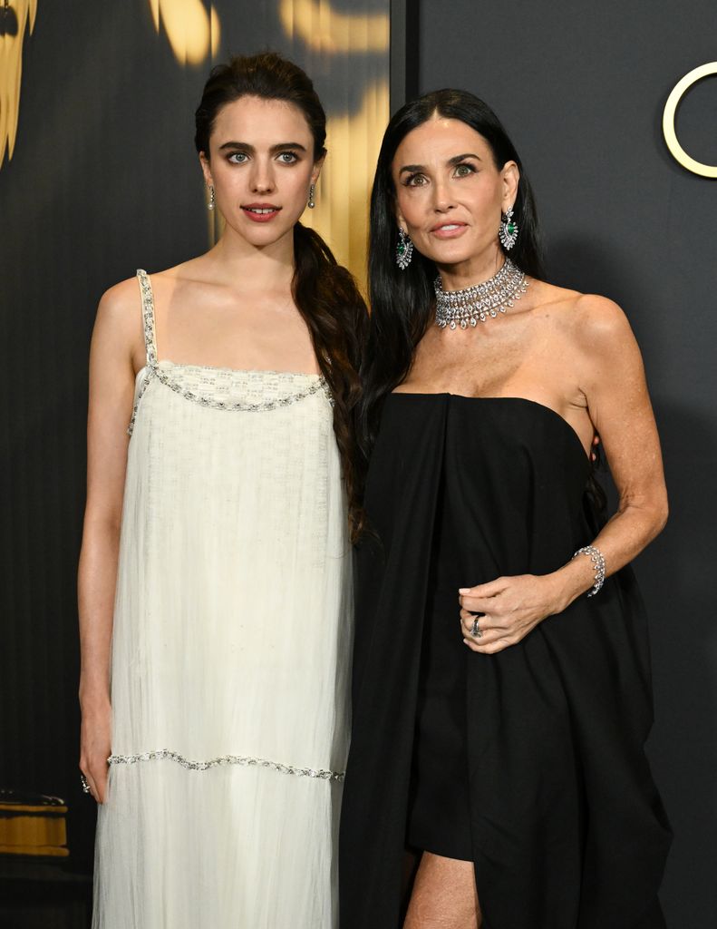 Margaret Qualley y Demi Moore