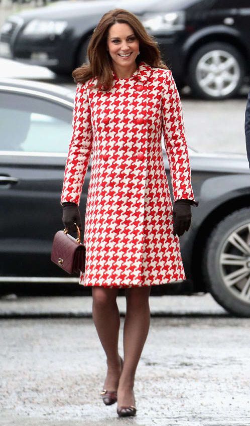 Kate Middleton ejerce como patrona del rugby con un abrigo rojo de pata de gallo