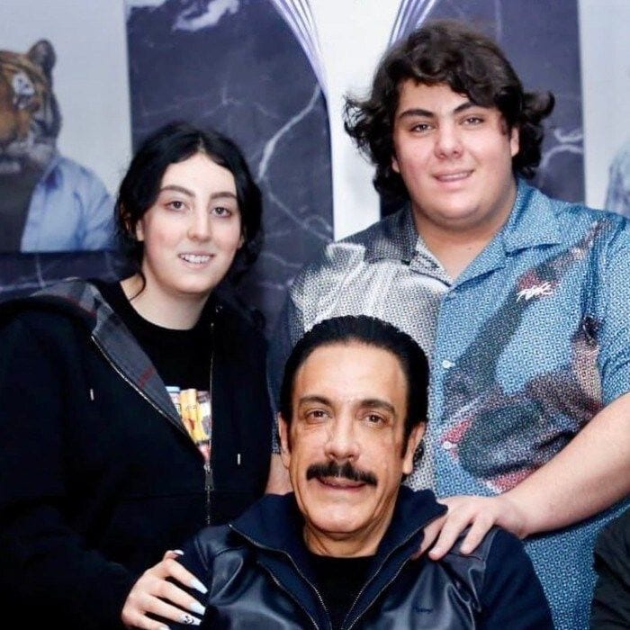 Omar Fayad y sus dos hijos