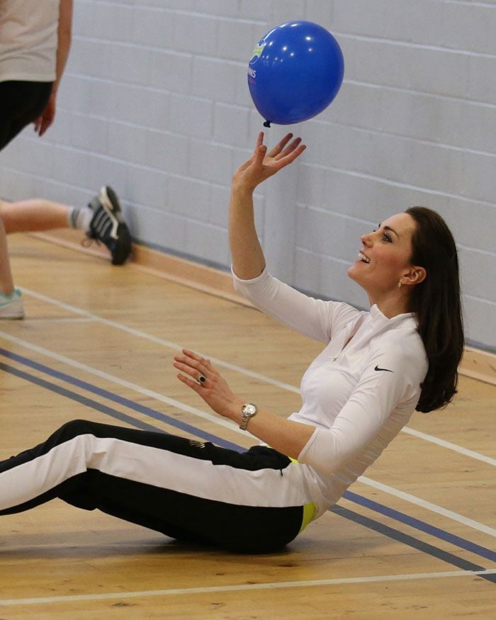 La Duquesa de Cambridge era literalmente una princesa por los suelos en su entrenamiento con Judy Murray, madre del tenista Andy Murray, actual número 2 de la ATP, para la gira Road, en Edimburgo
