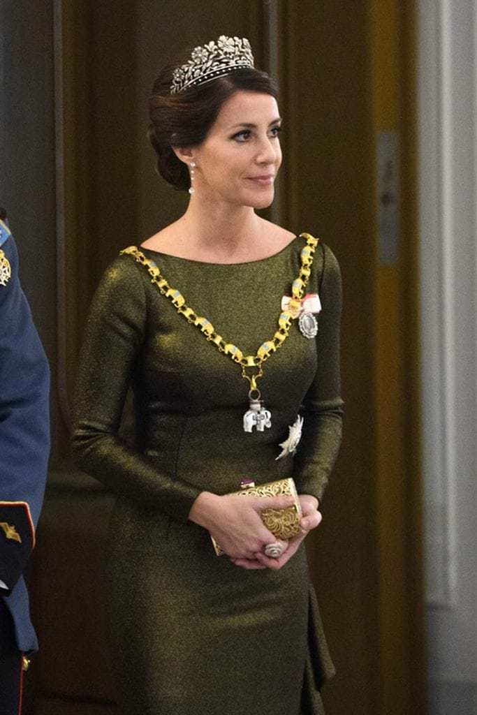 La princesa Marie brilló con un vestido de libra metalizado de la firma danesa Ole Yde y los destellos de su tiara floral de diamantes
