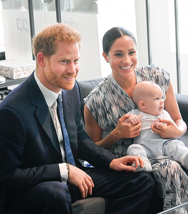 Harry de Inglaterra y Meghan Markle con su hijo Archie 