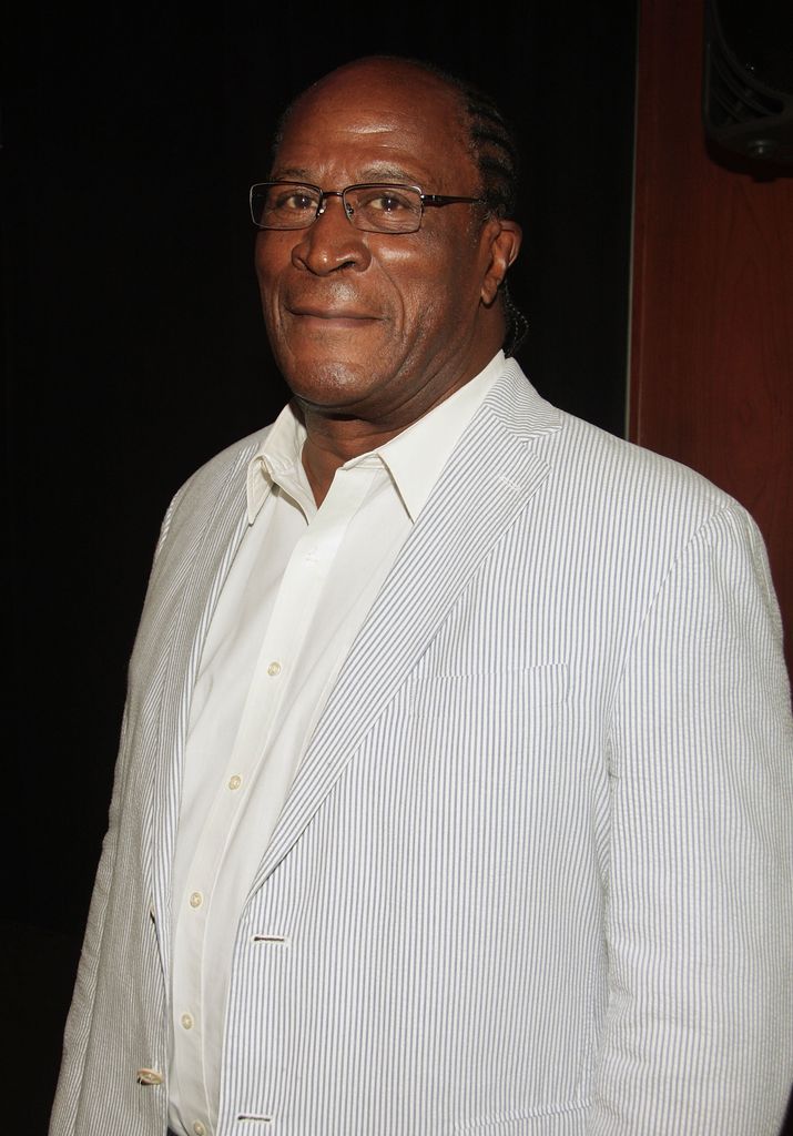 John Amos con gafas