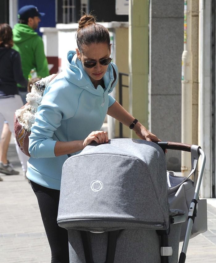 Eva González, de paseo con el pequeño Cayetano