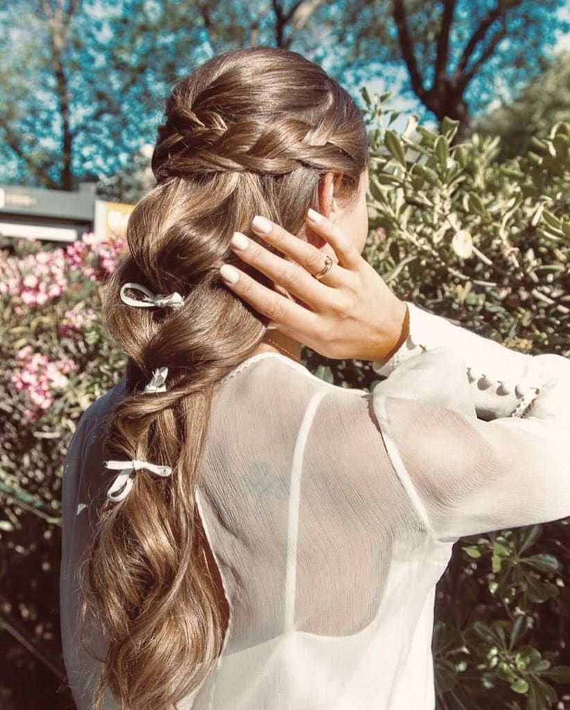 Peinados de novia con trenzas con lazos rosas