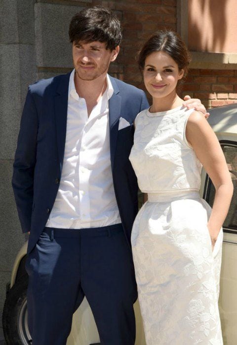 Un novio más informal: Roger Gual en su boda junto a Marta Torné, con traje sastre en azul, el único color que admite zapato marrón, y pañuelo blanco a juego con la camisa.
