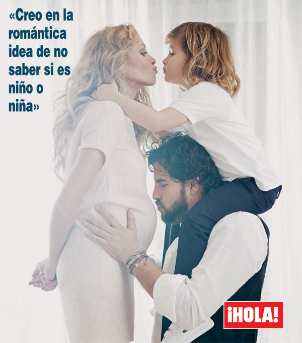 En la revista ¡HOLA! de esta semana Paulina Rubio confirma su embarazo y afirma que cree en la "romántica idea" de no saber si es niño o niña
