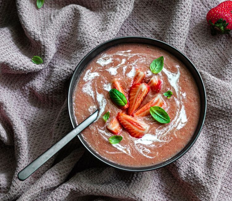 Sopa fría de fresas con albahaca