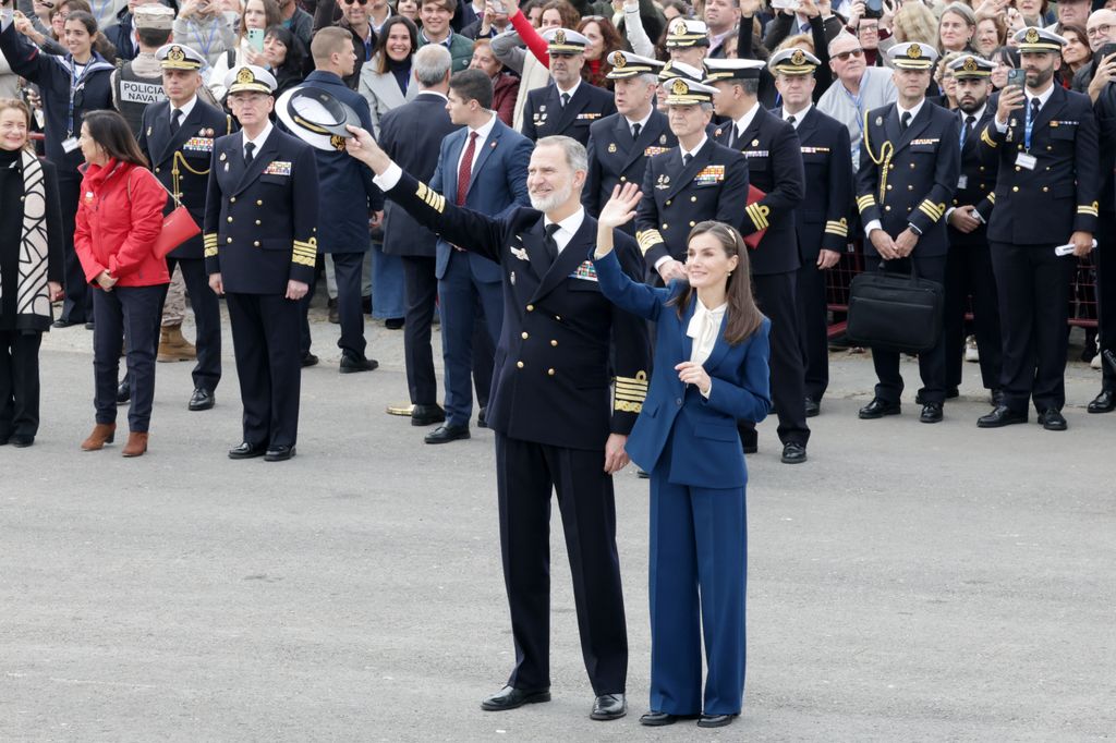 Los reyes y la princesa Leonor en la salida de Elcano