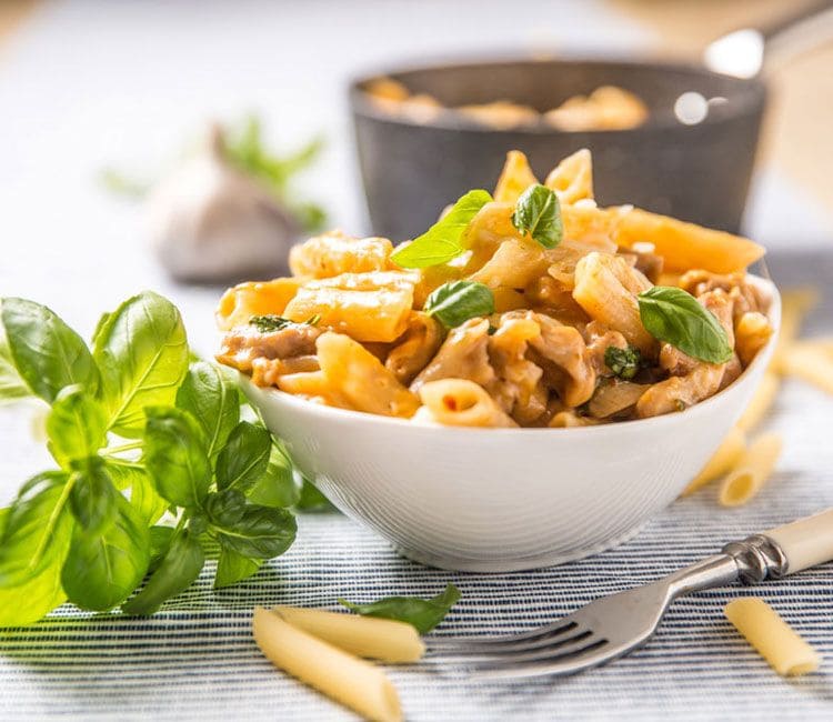 'Penne' con pollo y champiñón a la albahaca