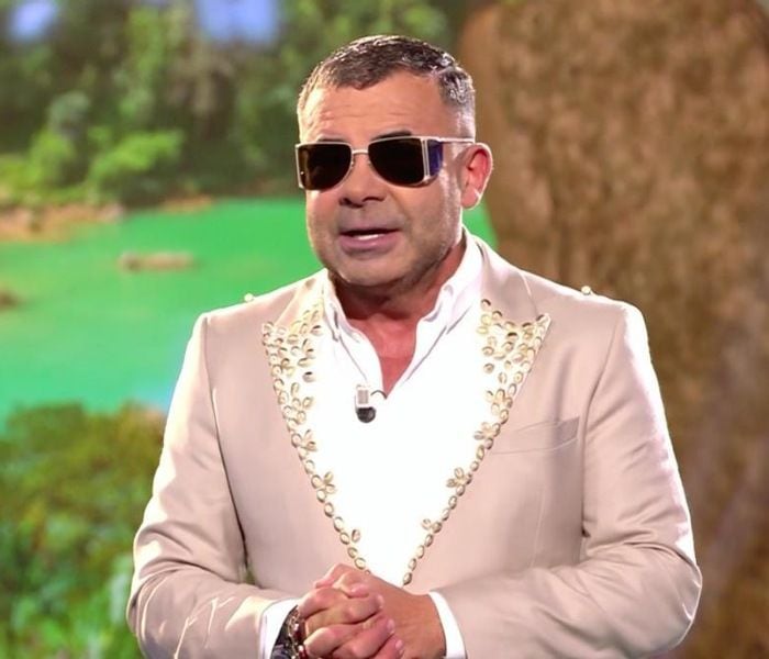 Jorge Javier presentando 'Supervivientes' con gafas