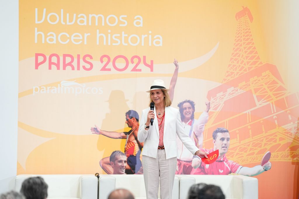 La infanta Elena en la despedida al equipo paralímpico