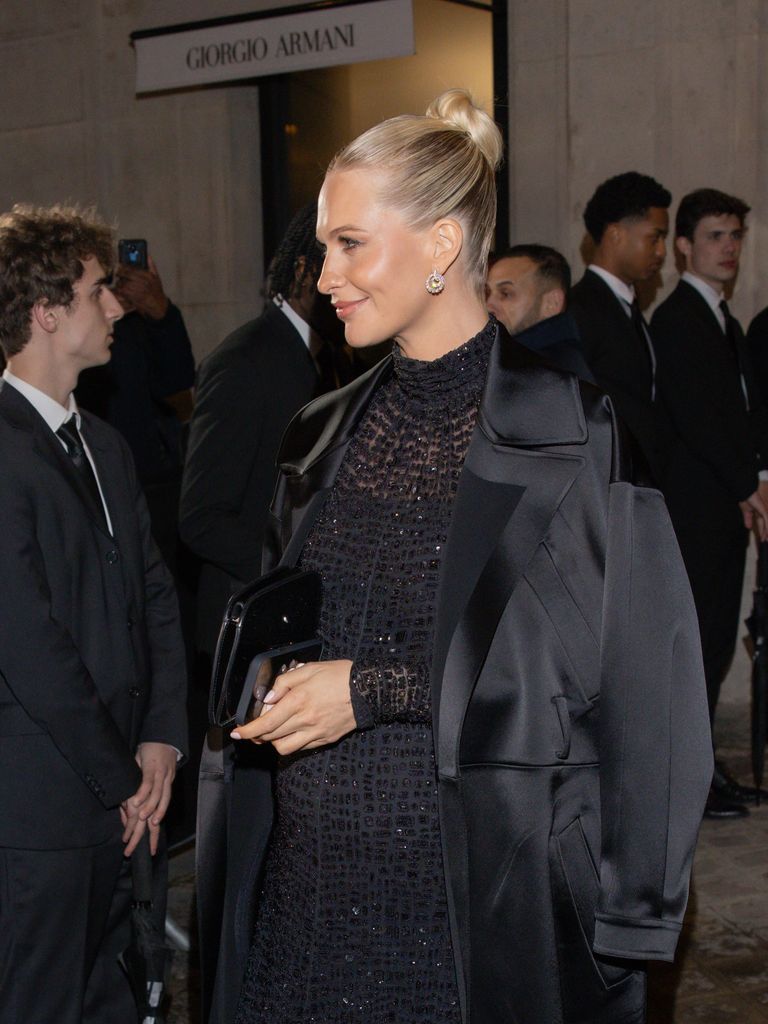 Poppy Delevingne, embarazada, en el desfile de Giorgio Armani Privé Alta Costura P/V 2025