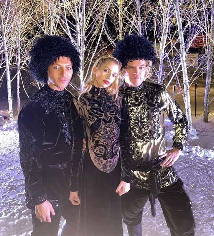 Un grupo de invitados en la fiesta rusa de la boda en St. Moritz