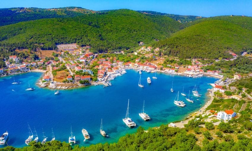 Panorámica del pueblo griego de Fiskardo, dispuesto en torno a su puerto