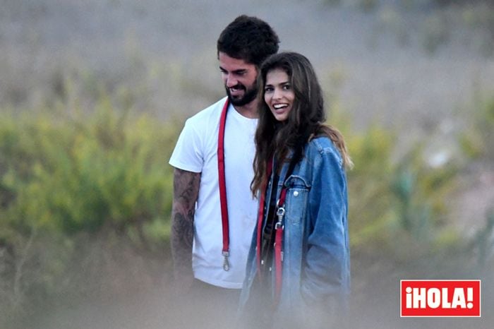 ¡Todo sonrisas! Isco Alarcón y Sara Sálamo pasean su amor por Málaga