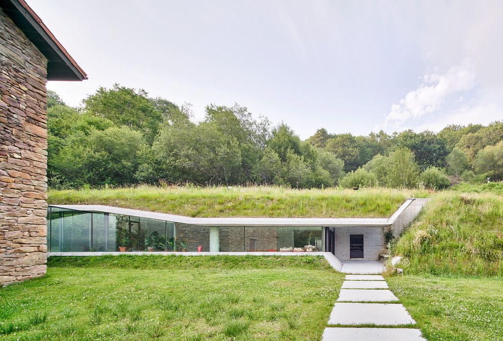 Techo inclinado vegetal en una vivienda de Cantabria