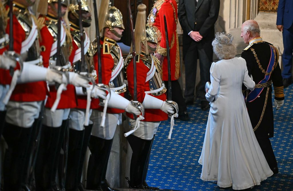 Carlos y Camilla abandonan el Parlamento después del discurso del rey en una sesión de apertura marcada por la llegada de los laboristas después de catorce años