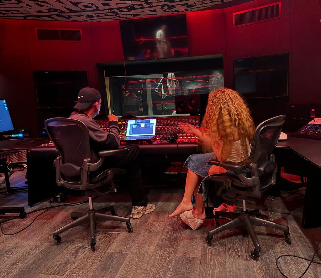 Shakira en el estudio de grabacion en agosto de 2024 