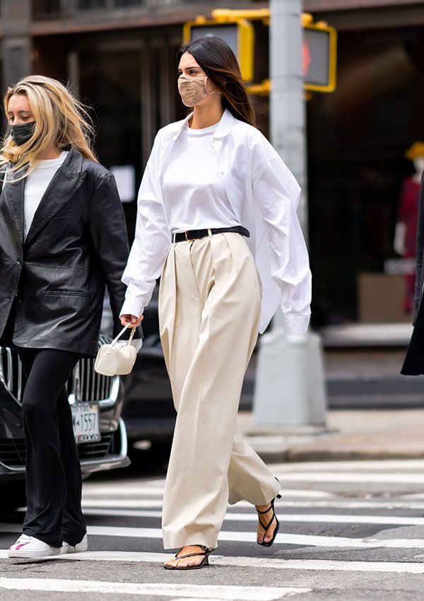 Kendall Jenner con camisa, camiseta blanca y pantalón sastre de The Row