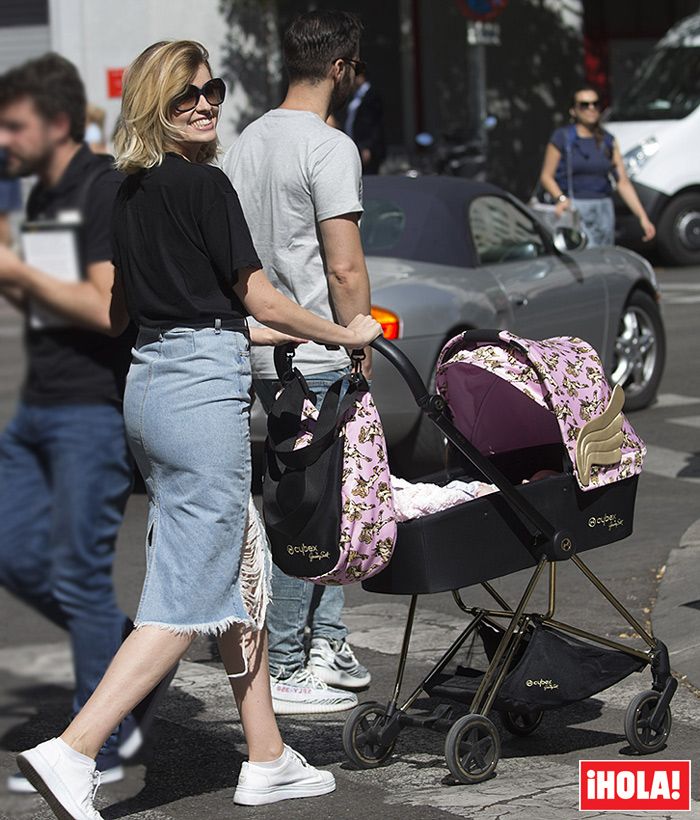 Adriana Abenia lleva a su hija en el carrito de las 'celebs'