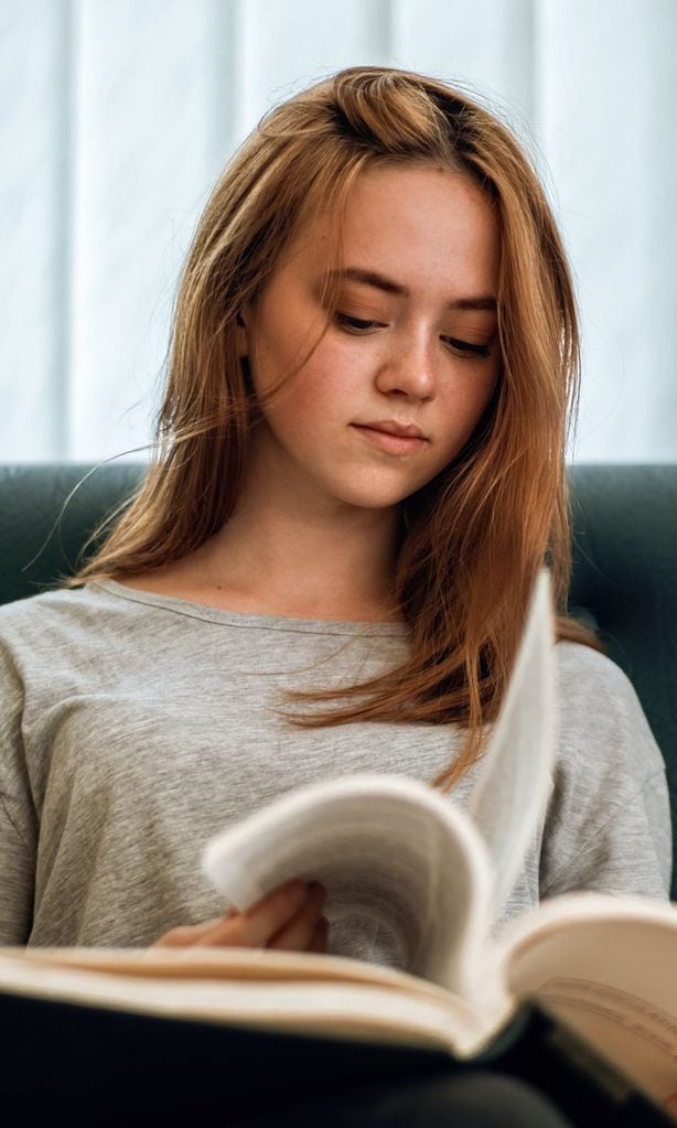 Adolescente estudiando la EVAU