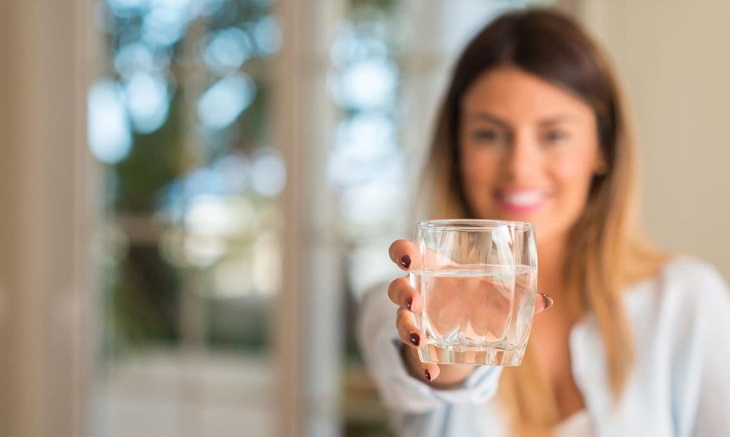 
Beber agua suficiente ayuda a saciar el hambre y a limpiar el organismo.
