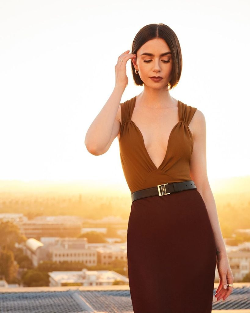 Lily Collins lució con su vestido en dos tonos algunas piezas clásicas de joyería firmadas por Cartier.