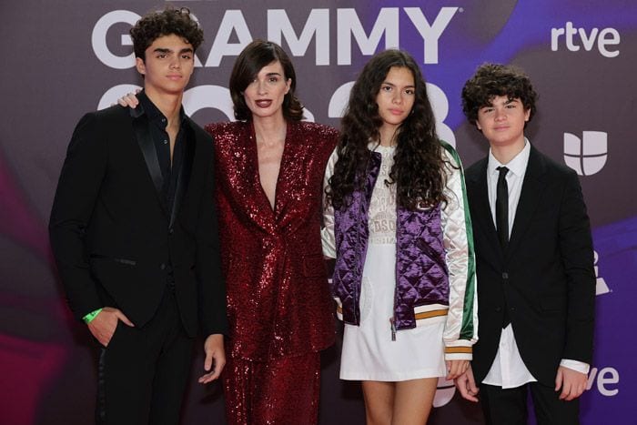 Paz Vega junto a sus tres hijos