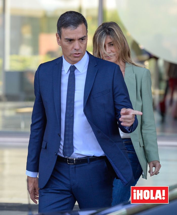 Pedro Sánchez y su mujer visita al Rey en el hospital