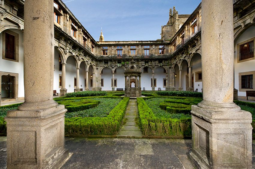 Parador-de-Santiago-claustro-san-lucas