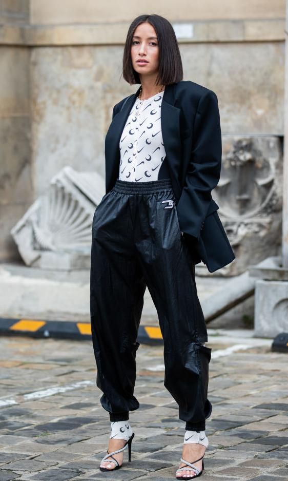 look de street style con jogger pants de cuero suave negro