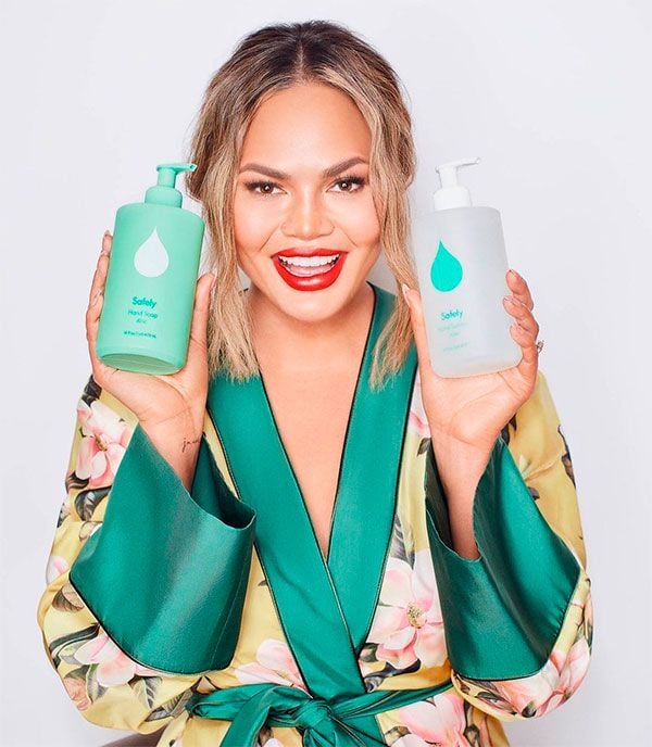 Chrissy Teigen con sus productos 'Safely' parte de su emprendimiento junto con Kris Jenner