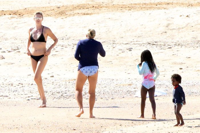 Charlize Theron y sus hijos en Los Cabos